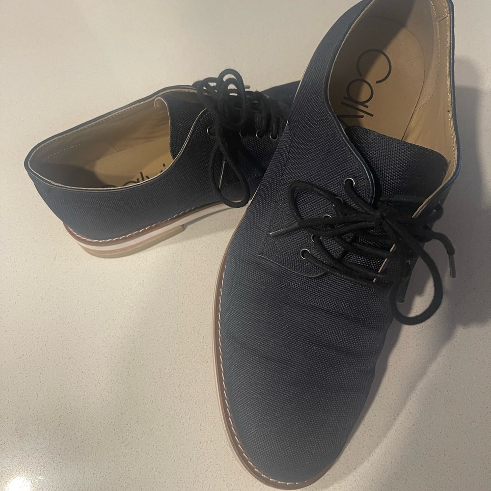 Calvin Klein Mens size 11 blue dress shoes.
